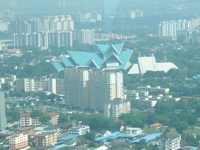 ペトロナスツインタワーの券は９時にチケットの列に並びましたが１０時４０分の回をゲットする事ができました。<br />並んでいる間に国籍などを書く小さな紙を係員の方が持ってきますので記入して窓口に提出すれば時間を書いて貰えます。<br />タワーの渡り廊下（41階）からの風景ですが、本当にクアラルンプールの街の遠景を見る事ができて感動しました！<br />こちらは北側の風景です。