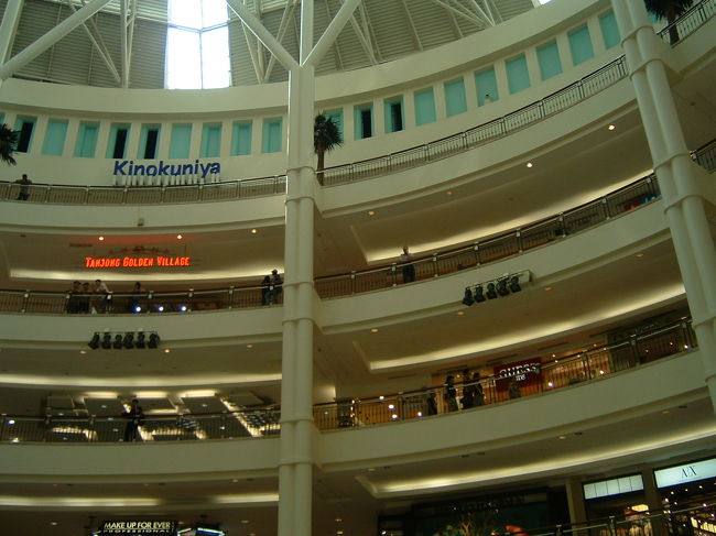 KLCCの中の風景です。<br />ブランドショップから安めの洋服チェーン店まで多数のお店が入っています。<br />ここの紀伊国屋は英語の参考書がたくさん売られており、日本で買うより格安のため単語帳を購入。日本の本も結構沢山売られていました。<br />靴屋ではお洒落で安いサンダルも売られていてバーゲン中のため800円程度でラインストーン付きのサンダルをゲット。シンガポールでも毎日履いていました。