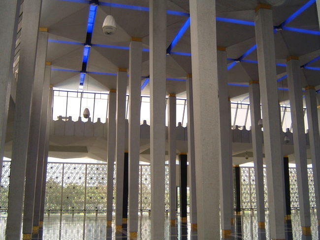 国立モスク。前日の金曜日は一般観光客の入れる時間が短かったため、土曜日に敢えて向かいました。<br />内部には信者以外入る事はできないですが、外までは入る事はできます。<br />ちなみに女性は青いスカーフと布を入口で巻くようになっています。私は背が低いので歩く度に踏んでしまって大変でした（汗）<br />建物は青と白のコントラストが大変美しいです。