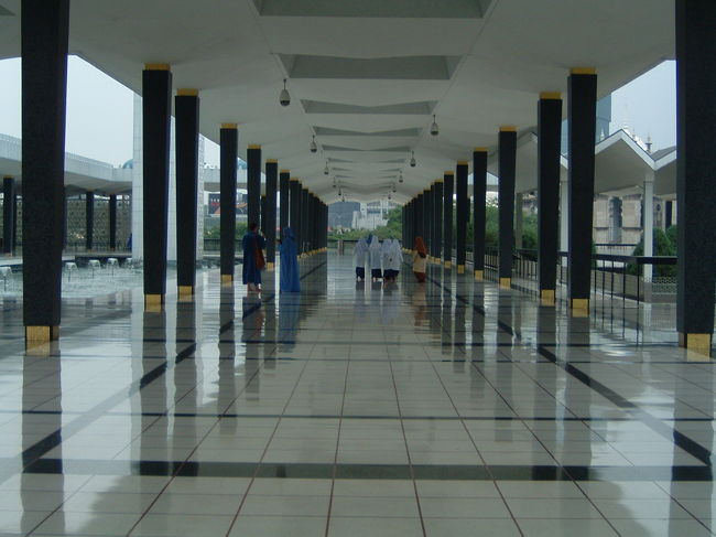 中はこのような感じで大変広いです。<br />この時外はスコールでした。モスクから出る時に大分雨は弱まっていたので走ろうかと思ったら、係員の方が雨宿りしてもいいよと仰って下さいました。急いでいたので断ってしまいましたが、色々と親切にして頂きました。