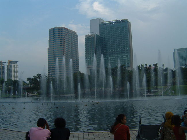 夕方になってまたKLCCへ。池では噴水が高く上がっていました。