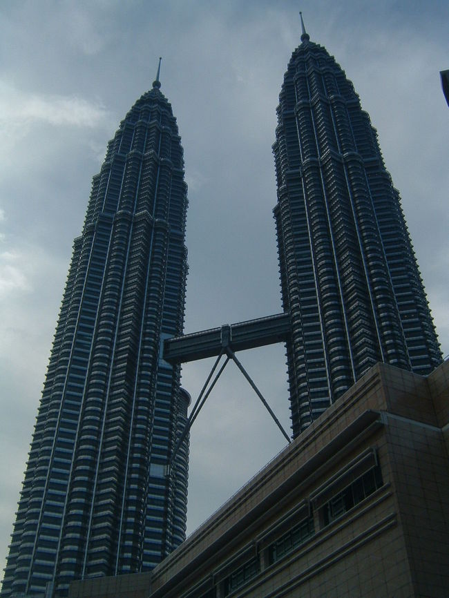 夕方のツインタワー。<br />下から見上げて、自分があの通路に居たと思うと少し感激。