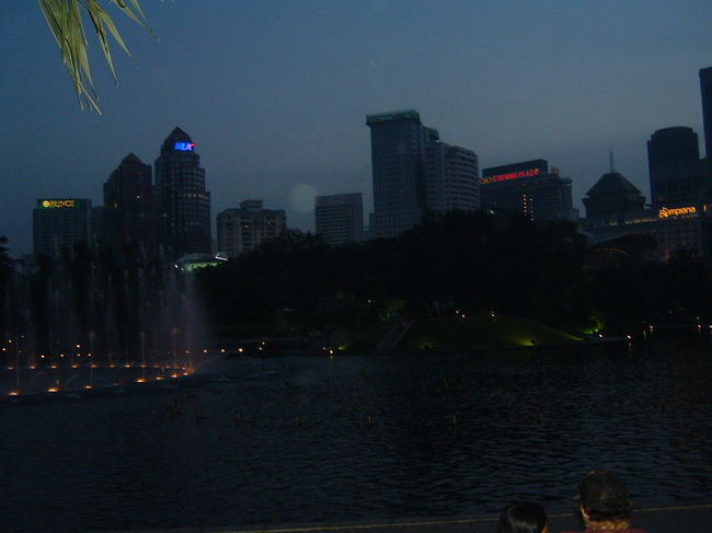 KLCC外から見た夜景です。この時間までKLCCで粘った甲斐があったなと我ながら実感しました。<br />また是非夜景を見に行きたいと思います。