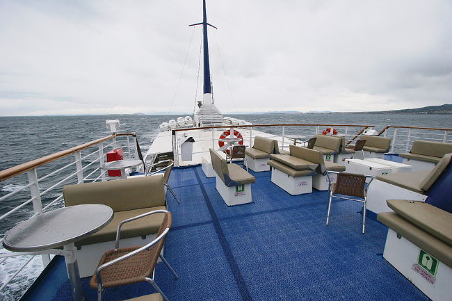 曇り空の中エーゲ海へ船出