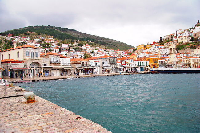 最初の寄港地イドラ島へ到着