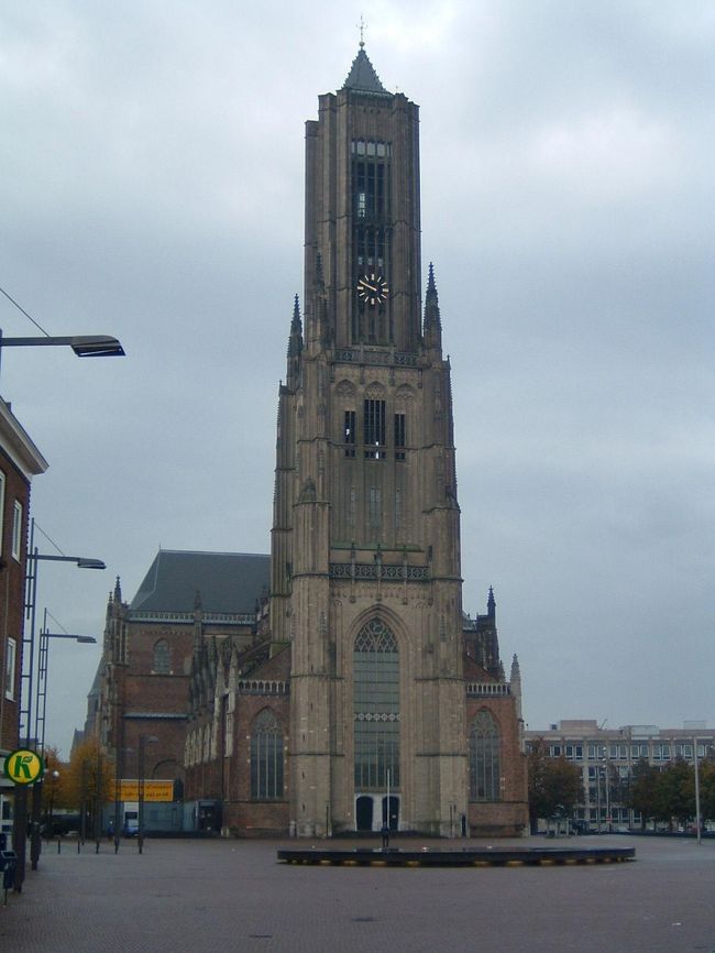 日曜日の朝の教会前、午前10時頃です。礼拝があるのか次々と人が訪れていましたが、周りは至って静かでした。<br />教会前から通りを上がっていくと街の中心部を抜けて駅前の通りで抜ける事ができます。通りにはレストランやファーストフード、H&amp;MやC&amp;Aなどが立ち並んでいました。<br />（日曜はお休み）