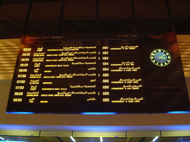 カサブランカ空港の駅の時刻表。時刻は朝の３時過ぎ。始発は・・・？