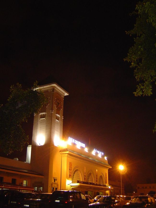 カサ・ボヤジャワー駅舎