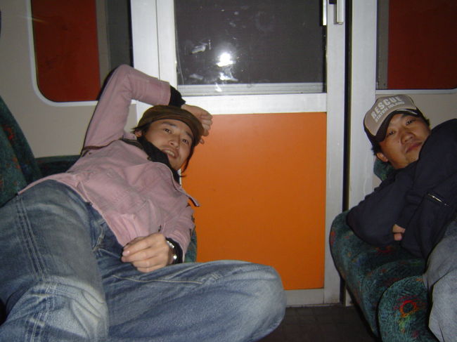 マラケシュへ行く途中の車内にて！この後、相棒はグースカピー！！