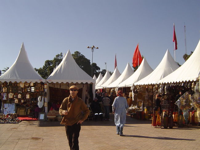 マラケシュに到着。広場でのマーケットです。