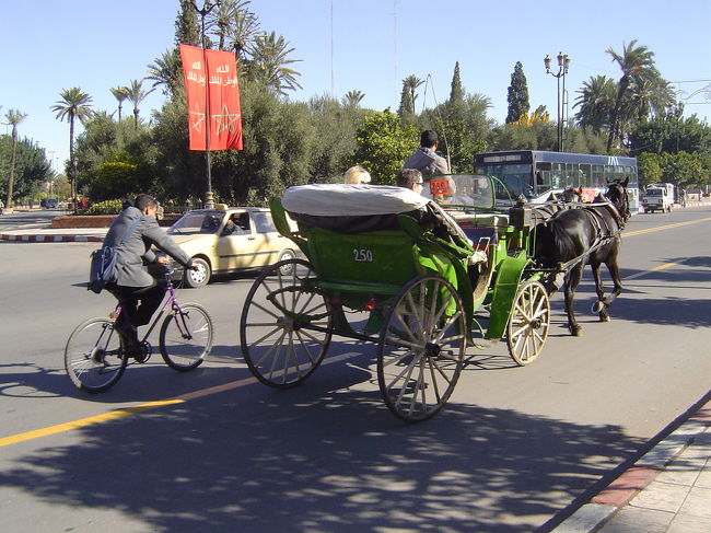 町の中を走る馬車。