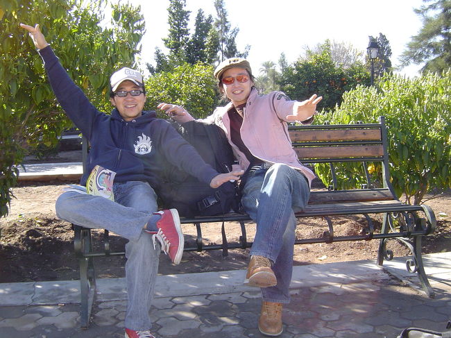 ベンチに座って、しばしの休憩！！