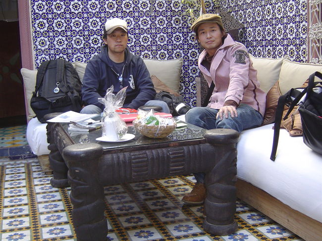 今宵のホテルを探していると、優しく声を掛けてくるおっちゃんが・・・。付いて行くと、ハマムへと連れて行かれる。おっちゃんら、見ず知らずのオイラたちのホテルを探してくれてました。