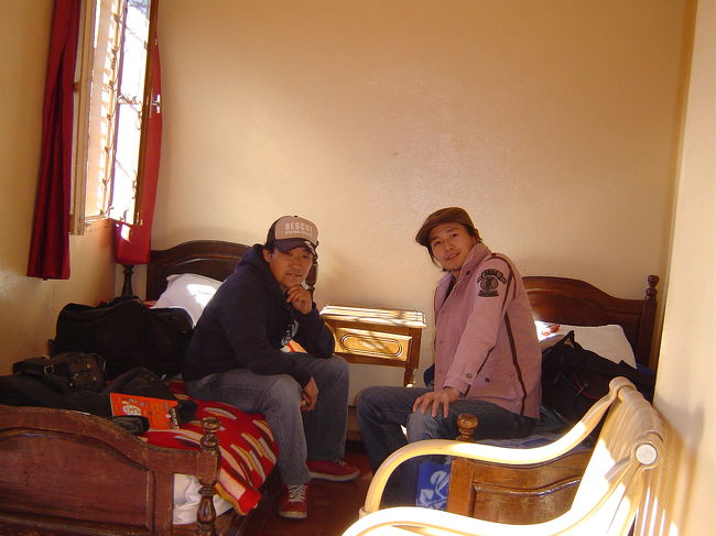 結局、自力で宿を探す事に成功。フナ広場に面するホテルに泊まる事が出来ました。２人で１２０MDH。安ッ！！