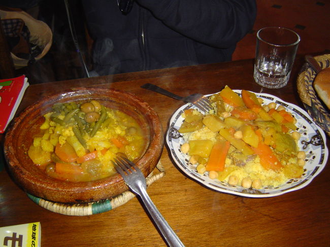 モロッコにて初の食事。ビールがない・・・。スプライトとコーラーで乾杯です！！