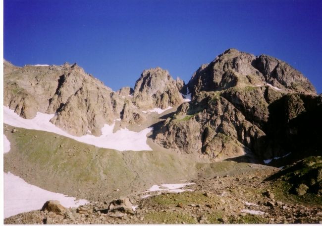 赤い針峰群を右に見ながらのハイクです。<br />抜けるような青空でした。