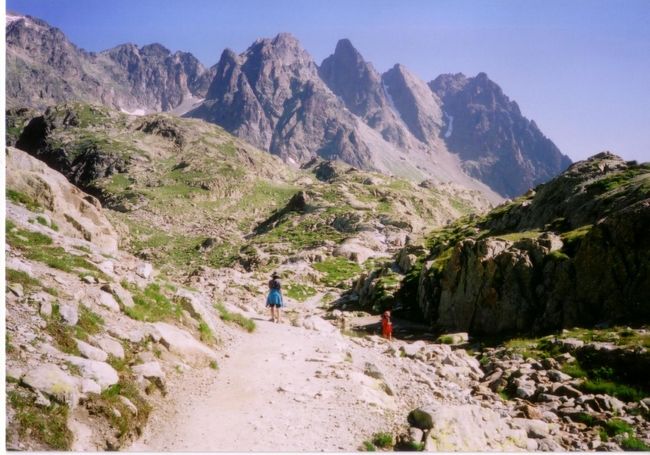赤い針峰郡の東部プス針峰。<br />シャモニー針峰群のほうに目を惹かれますが、こちらもなかなかきれいな山脈です。