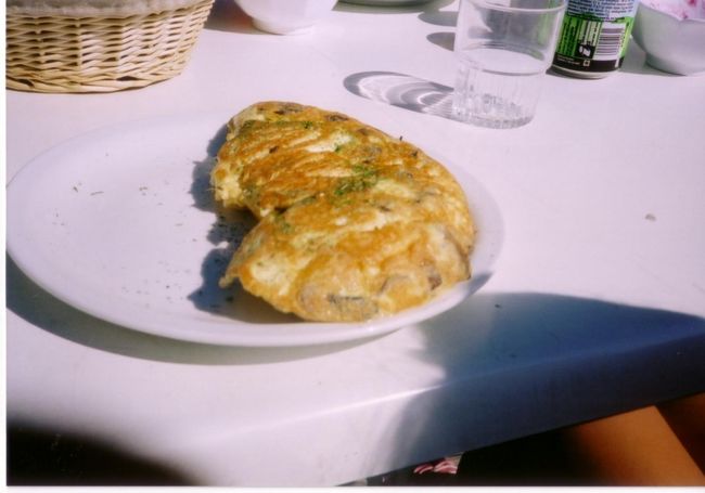 ラック・ブランの小屋で食べたオムレツ。<br />シャンピニオンとチーズの味があって、どちらも美味しかった。<br />つけあわせのフランスパンに乗せていただいた。<br />カフェオレと、フロマージュ・ブランも美味しかった。