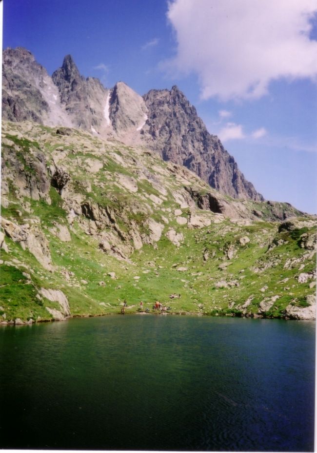 シェズリー湖。<br />ここも一面のお花畑。<br />お弁当を広げるには、絶好の場所です。