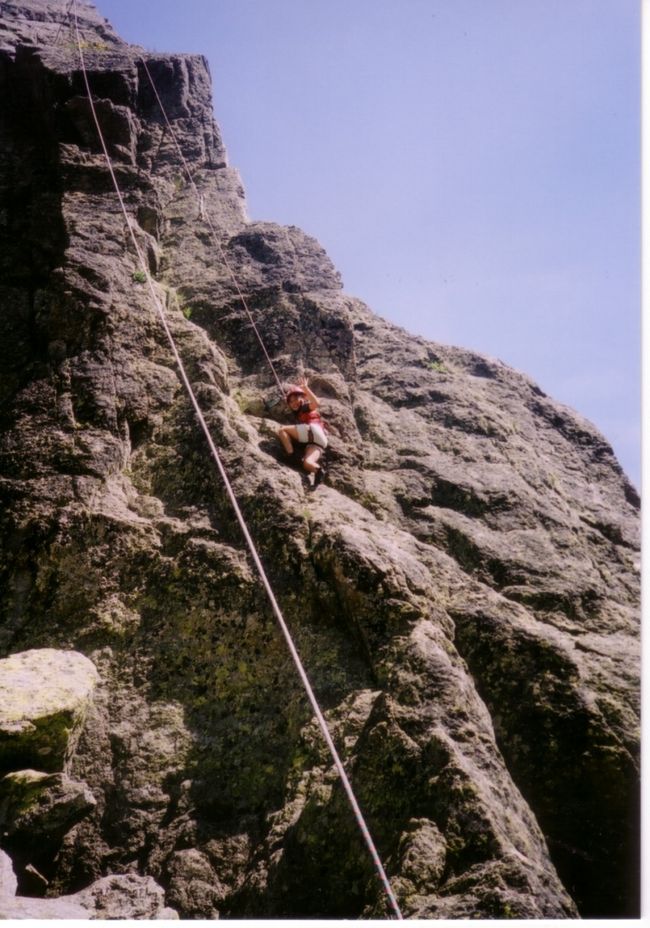 小学生の娘も、途中までですがクライミングにチャレンジです。