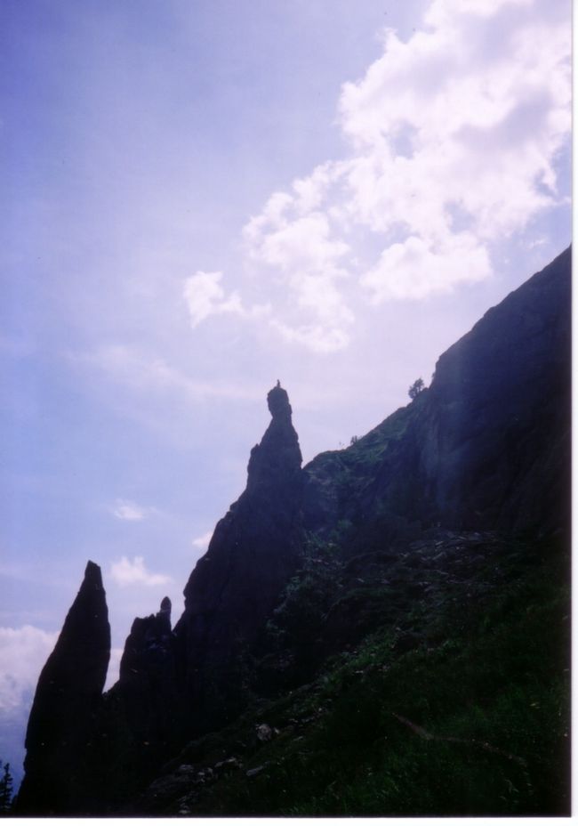 裏側から見たエギュレット。<br />ここから、トュレ・ル・シャンへと下りました。<br />トュレ・ル・シャンにつく頃には、3人ともヘロヘロにつかれきっていましたが、充実感でいっぱいでした。