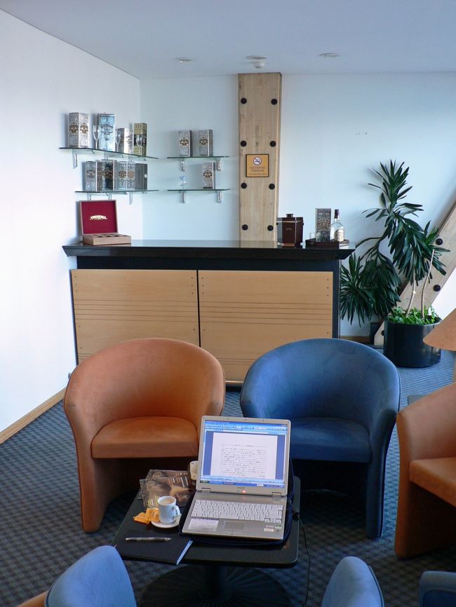 アルゼンチン航空のＶＩＰラウンジでパソコンに旅日記を入力した。<br />