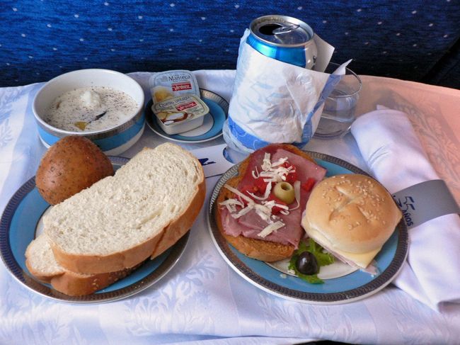 アルゼンチン航空ビジネスクラスの昼食。<br />
