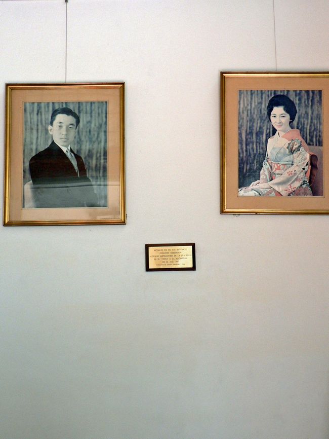 日本の文化を紹介する建物には天皇皇后両陛下のご成婚当時の写真が掲げられている。<br />