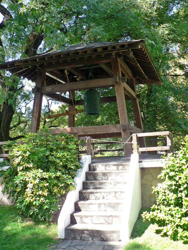 日本庭園には釣鐘もある。<br />