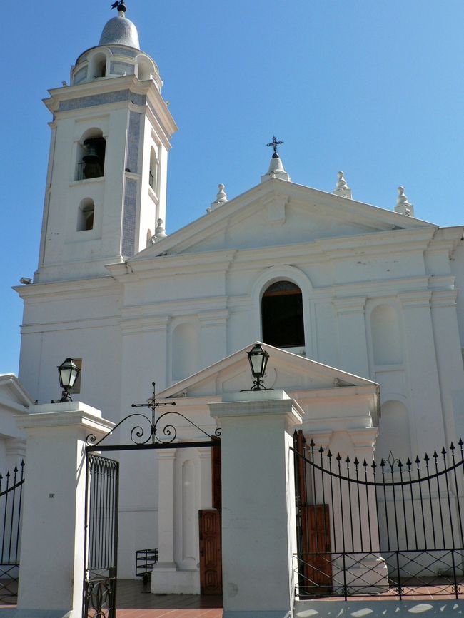 墓地の前にある聖母ピラール聖堂。<br />