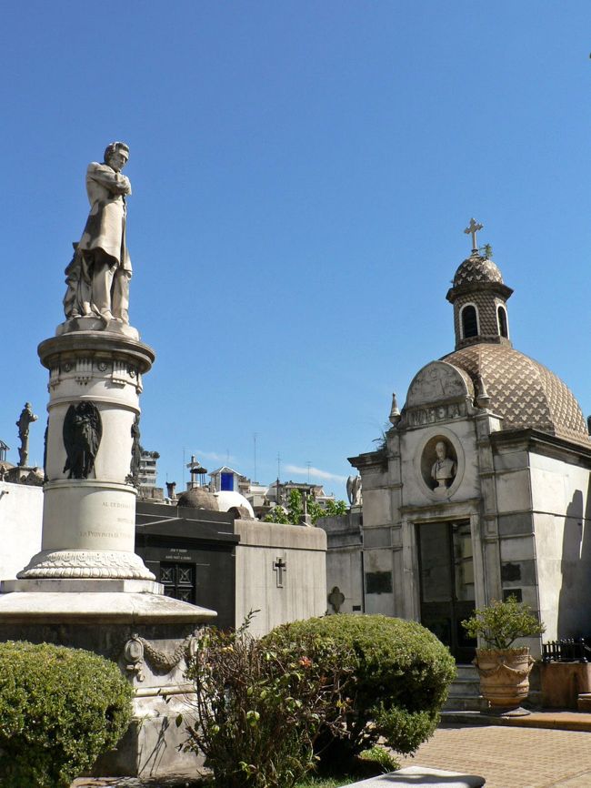 レコレータ墓地。美術館の彫刻のような墓が並んでいる。<br />