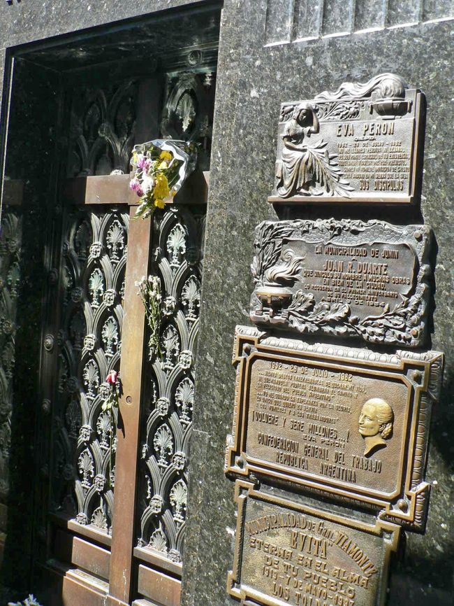 映画で脚光を浴びた、非嫡出児として苦難の幼年期を送りながらペロン大統領夫人にまでのぼりつめたエビータの墓。<br />