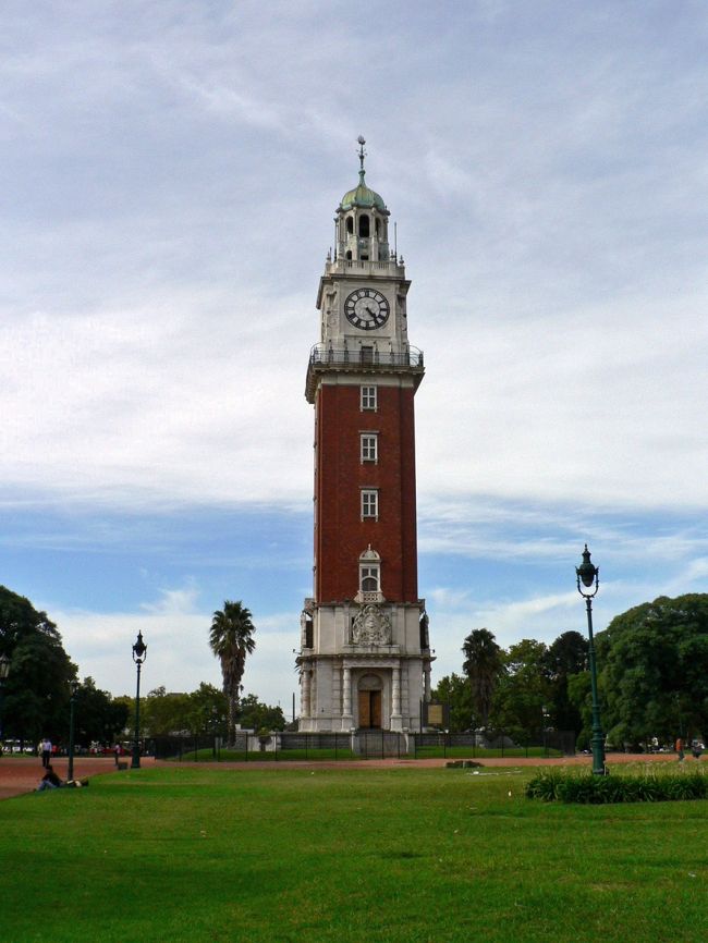 アルゼンチン空軍広場にある、イギリスから寄贈された英国塔。<br /><br />