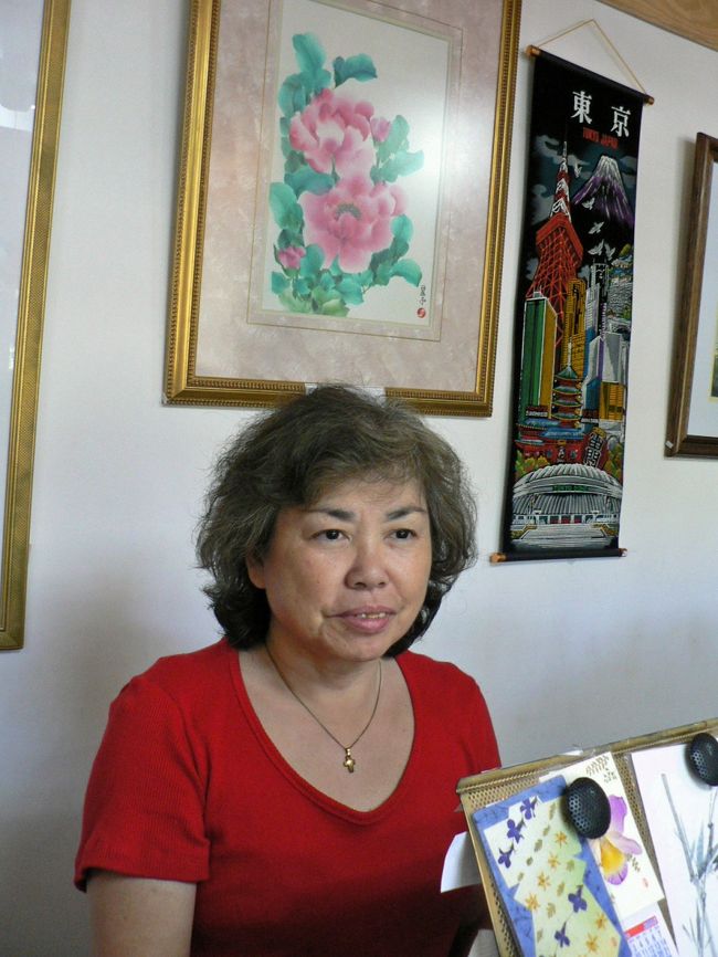 日本庭園の売店で働く１９５４年に移民した沖縄県本島出身の比嘉さちこさん。<br />