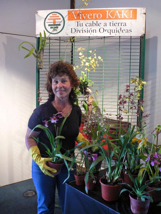 アルゼンチン市民との交流会を準備する女性。<br />