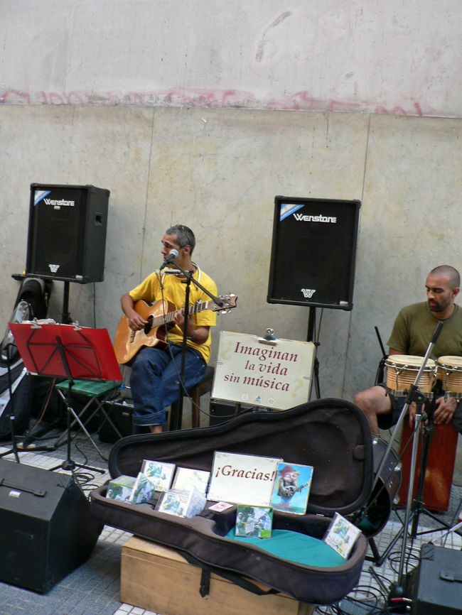 フロリダ通の路上パフォーマー。<br />