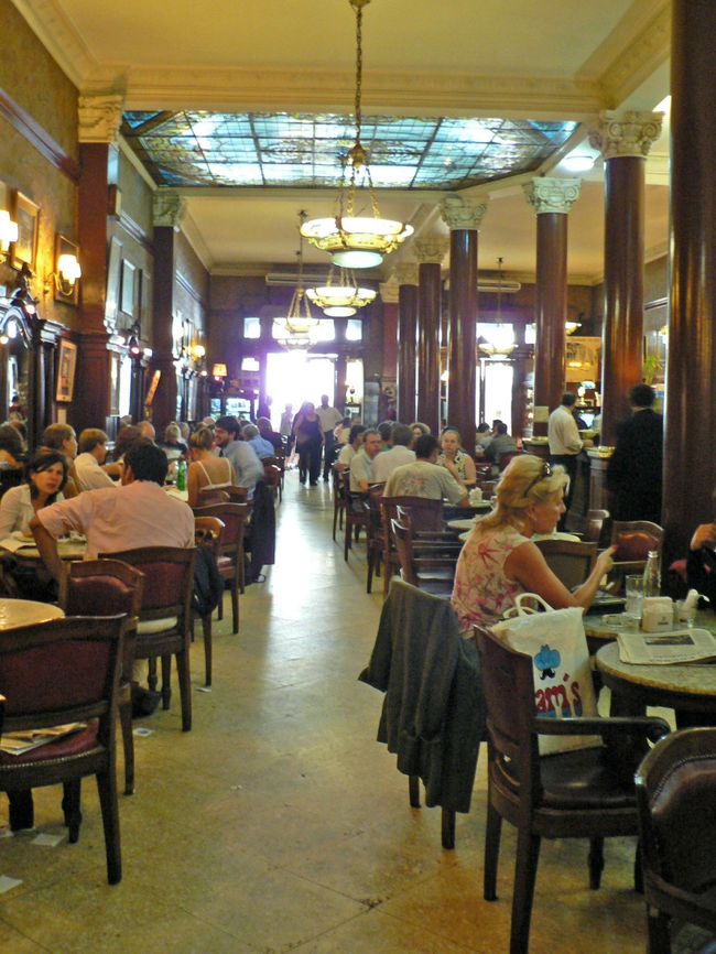 １８５８年創設のカフェ・バー、カフェ・トルトーニで楽しむ人達。<br />