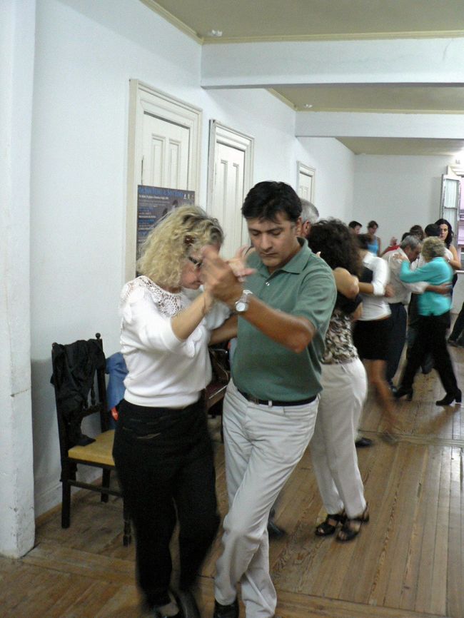 タンゴ博物館でレッスンを受ける人達。<br />