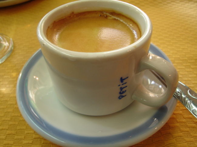 コーヒー飲んで移動モードに！ホテルに戻ってチェックアウトしていざ空港へ！国内線はホルヘ。ニューベリー空港といってアルゼンチン入りした空港とは別の空港から飛行機に乗ります。荷物もあるしホテルからタクシーで2000円ぐらいでした。