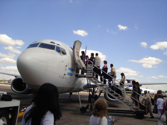 空港が思いのほかきれいでお店も大充実ですっごく楽しかったけど食べ物とかは高い…<br />Aerolineas Argentinasという航空会社の往復チケットが3万円ぐらいでした。ターミナルからバスにのって飛行機まで移動ってバスをさんざんまったのに実はバスでの移動は１0メートルもなかったかも（爆）30秒ぐらいでバスが止まったので「え？」ってびっくりです。