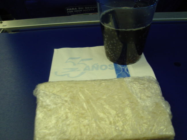 機内食はサンドイッチと飲み物。