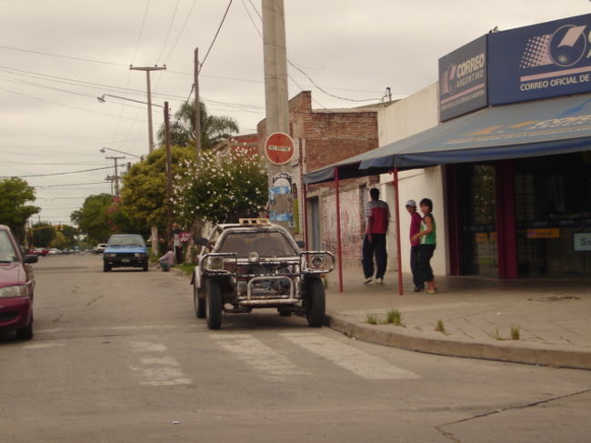 空港からコルドバの中心地に向かう途中ですごい車を発見