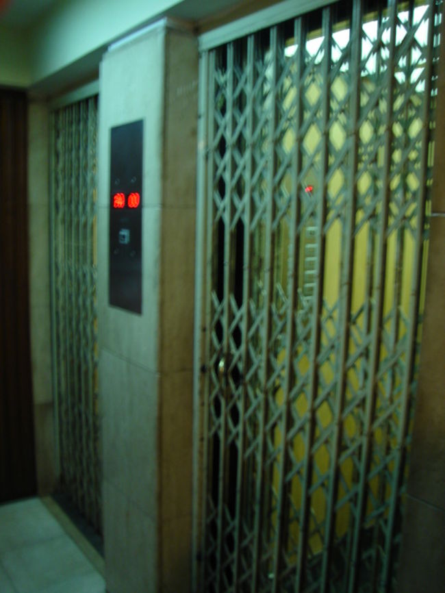 Lちゃん弟はコルドバ中心のアパートに住んでいます。アルゼンチンではまだまだこういう手動でドアをあけるエレベーターがいっぱい残ってって面白い！なれるまで怖かったけど…<br />ここでLちゃん家族と涙の再会。弟さんは結婚式の準備で大忙しです。