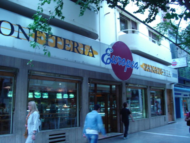 コルドバの商店街の中のパン屋さん。ここのパンは全部おいしいそうです。<br />ディナーまで時間があるのでみんなでつまむためにサンドイッチなどを買いました。