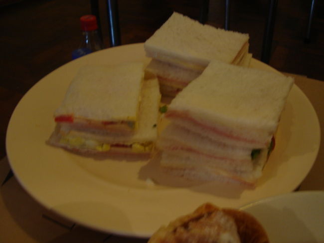 パン屋さんで買ったサンドイッチ。すごい量だし切ってない！どひぃ〜