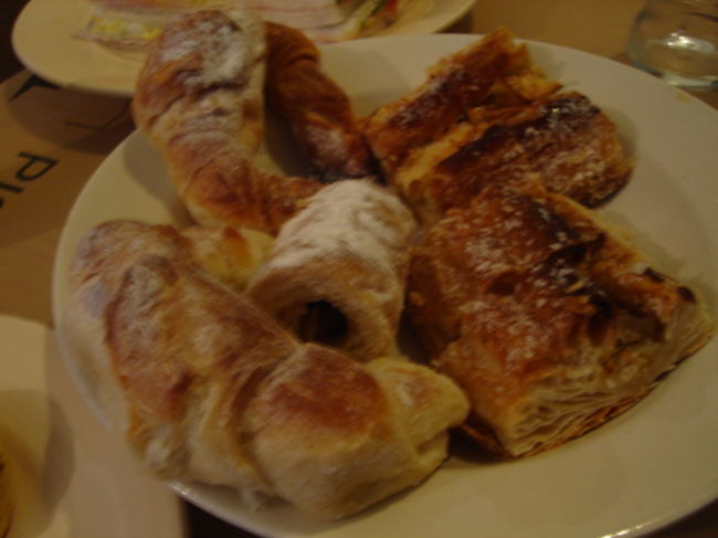 こちらはペーストリーなど。ドルセデレチェ入りのパンが最高においしかった。<br />しばらくしてから弟とお別れしてLちゃんご両親、妹、二人の姪っ子とカルロスパスへ<br />カルロスパスはコルドバから西へ36キロの場所にある保養地、別荘が立ち並ぶ丘の下に小さなお店が並ぶ通りがあります。コルドバでの4日間はここにLちゃんが借りた別荘ですごしました！