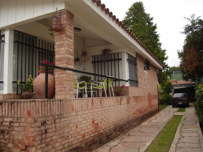 私達が泊まった別荘<br />丘の上にあって夜景もキレイでした。<br />玄関ポーチに椅子があって朝はここのんびりマテ茶を頂きました♪