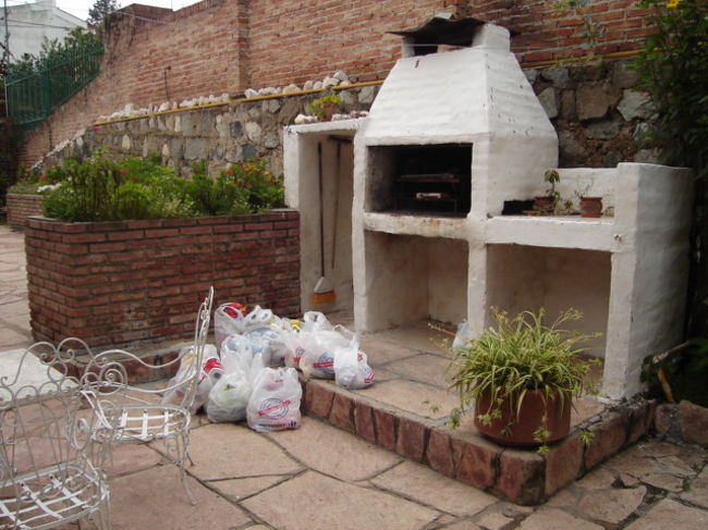 裏庭にあるBBQセット。手前にあるスーパーの袋は私達みんなの食料を弟さんが朝から買い込んでコルドバから来てくれました！すごい量！