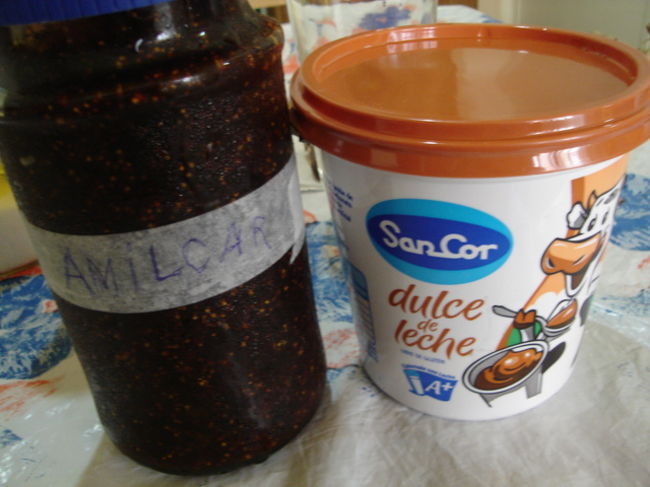 左は手作りのいちちじくのジャム！最高においしい！右はやっぱりドルセデレチェ。毎朝たっぷり食べてもぅ中毒になりそう。