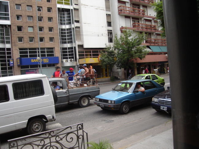 朝食後はfono busと呼ばれるミニバスでコルドバへバスで40分ぐらいです。料金は片道4.5ペソ。コルドバの中心地ならどこでも好きなところで下ろしてもらえます。